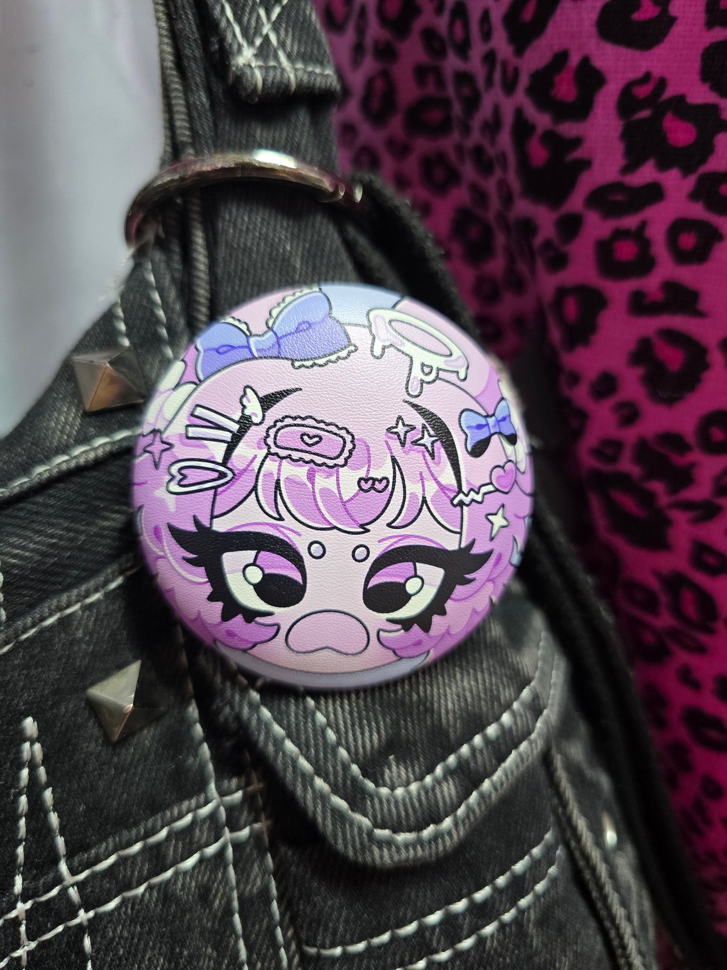 PU BUTTON BADGE - ANGIE